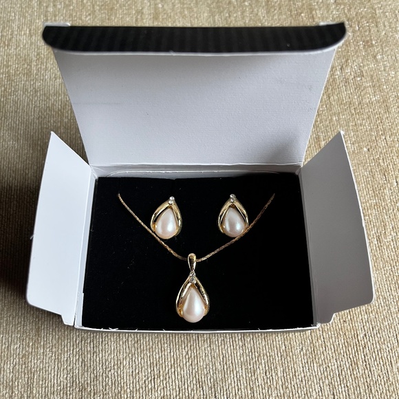 VINTAGE (1996) AVON GOLDEN PEARLESQUE GIFT SET WITH CLIP ON EARRINGS - Picture 1 of 4